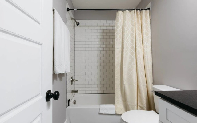 Stunning 3br/4ba min to DT