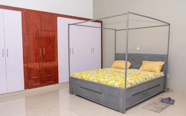 Cheerful 4-bedroom home with parking