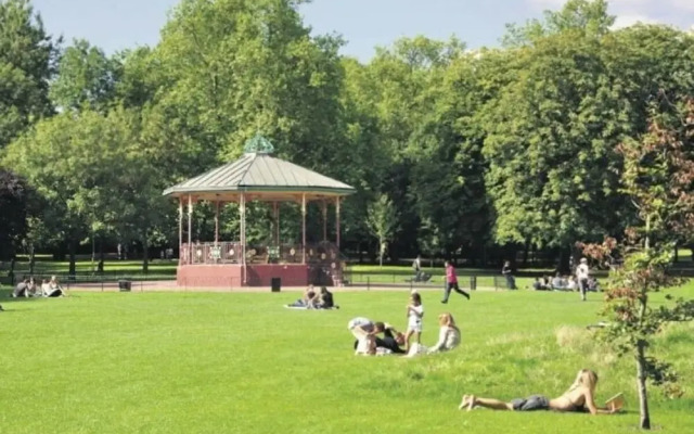 Charming 2 bed Apartment in Queen's Park W/garden