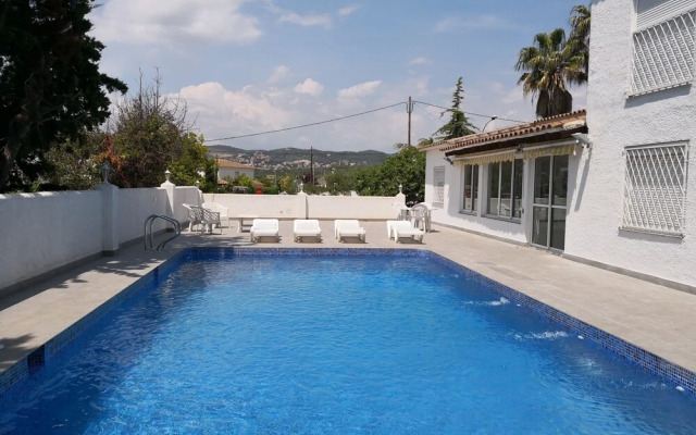 Villa con gran piscina en zona residencial
