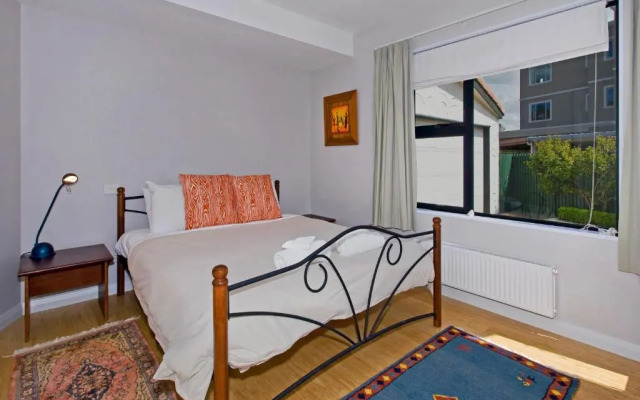 Riverside Villa - in the City by the River!