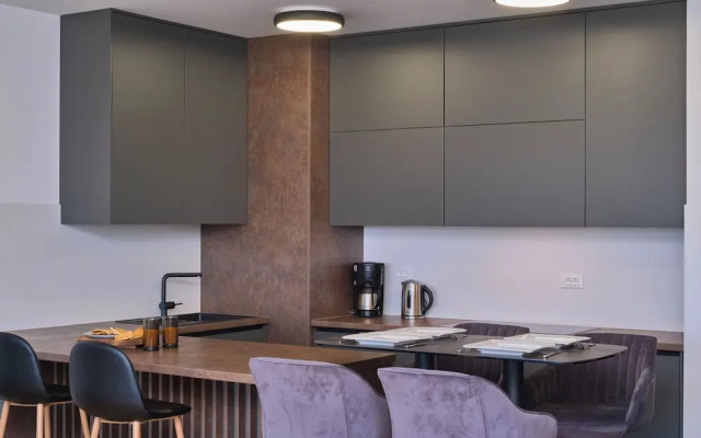 Tropic Night Apartment by Litto