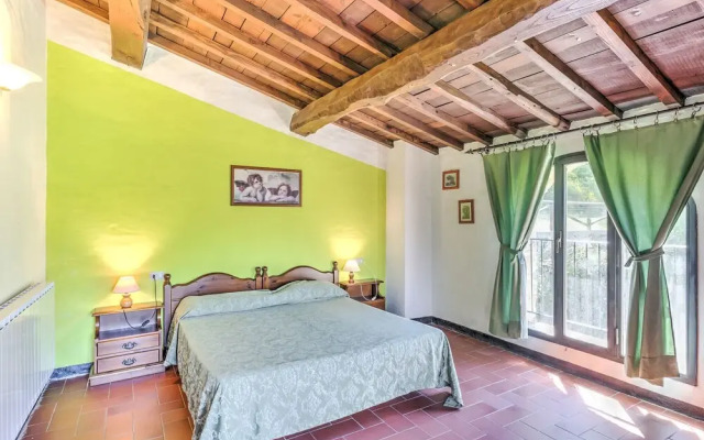 Attractive Farmhouse in Tuscany With Swimming Pool