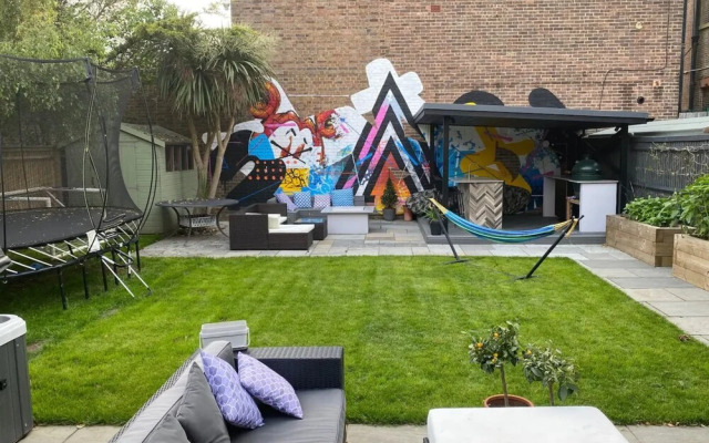 Spacious 5 Bedroom Home Near the Beach With Parking