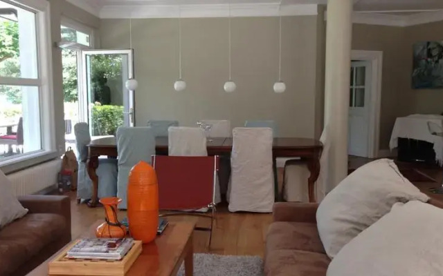 The Lakehouse Apartment