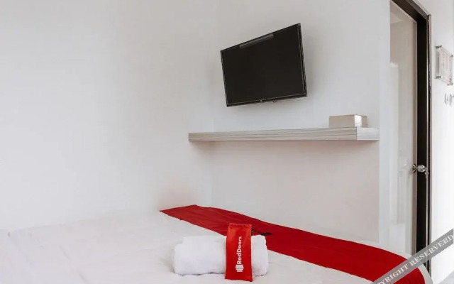 RedDoorz Near Universitas Surabaya