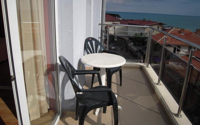 Bona Dea Club Hotel**& Cafe