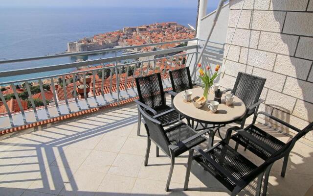 Spacious 2 BR Apt LuxeView- OldTownView, 10min to town