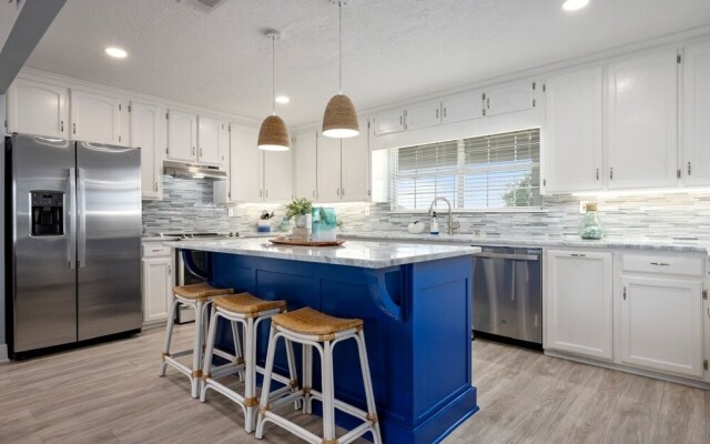 Bolivar Slam 3 Bedroom Home by RedAwning