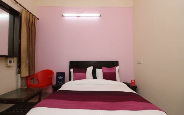 OYO 9847 Hotel Blue Empire