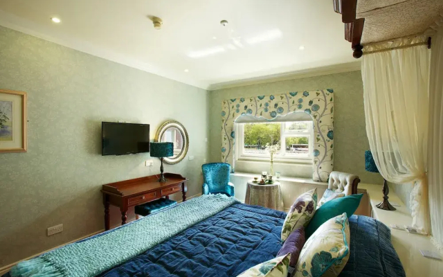 Arbutus Lodge