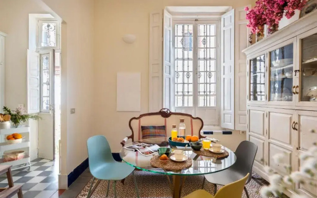 Villa Alfonso, Luxury Villa In Midtown, Parking