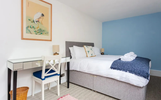 Spacious Central 3 Bedroom Apartment in Old Street