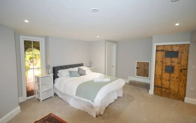 Stylish 3 Bedroom Maisonette Near City Centre