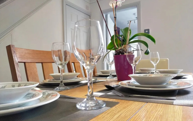 Free Parking/wifi, 3 Beds Sleep 6 Near Uni & Town!