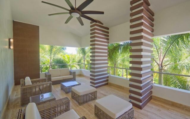 Modern Villa With Ocean View and Service Staff