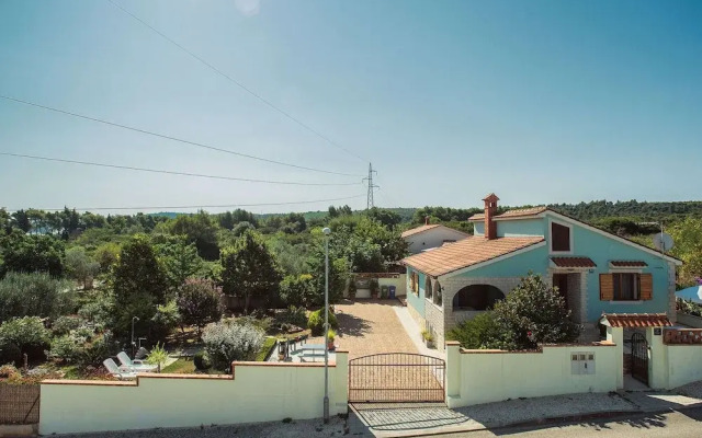 Traditional Holiday Home With Covered Terrace