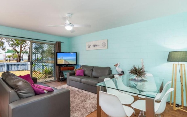 Charm and Comfort in this Ground floor unit with water views! Welsby Pde, Bongaree – Guest Rooms – Bongaree
