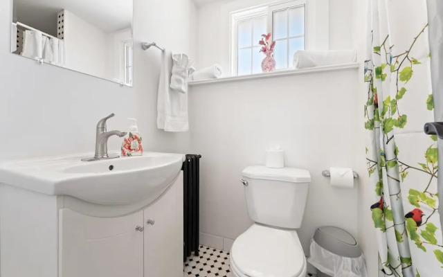 Private Studio Apartment in Burlington - U5