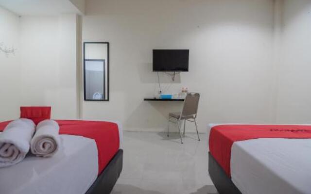 Reddoorz Plus Near Syamsudin Noor Airport