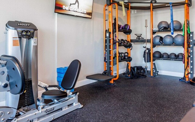 Chic Apt w Jacuzzi Pool BBQ Mountain Views