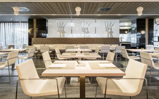 Отель ILUNION Barcelona