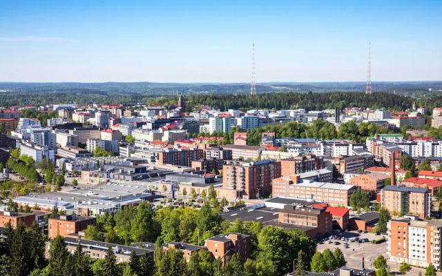 Central 1BR Apartment with Free Parking