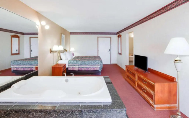 Super 8 Macknaw City/Beachfront Area