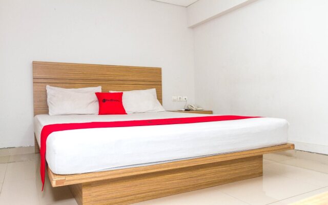 RedDoorz Plus @ Cibogo Bawah