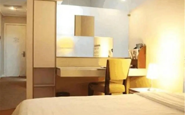 Hotel the Land