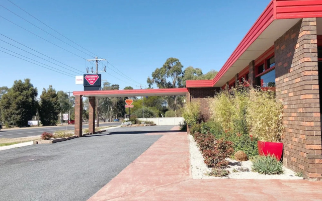 Statesman Motor Inn