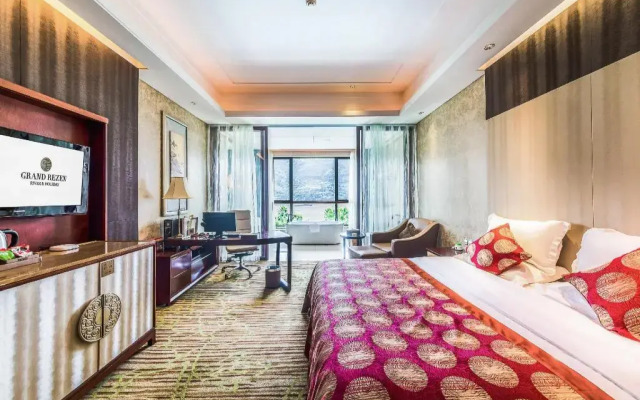 River & Holiday Hotel