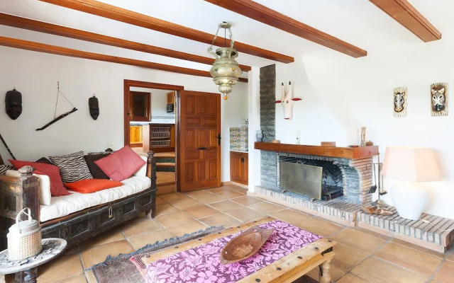 Casabra in Ador With 5 Bedrooms and 3 Bathrooms