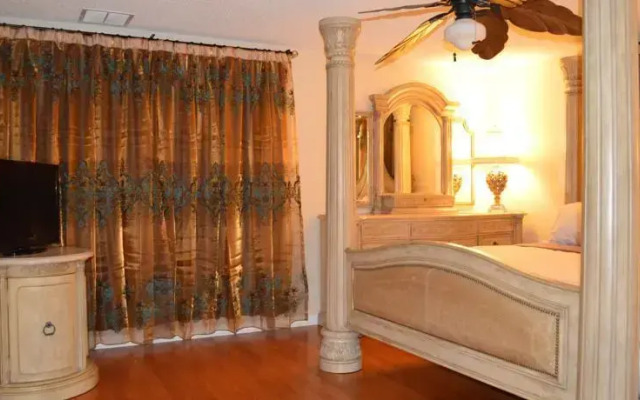 Four-Bedroom House near Universal