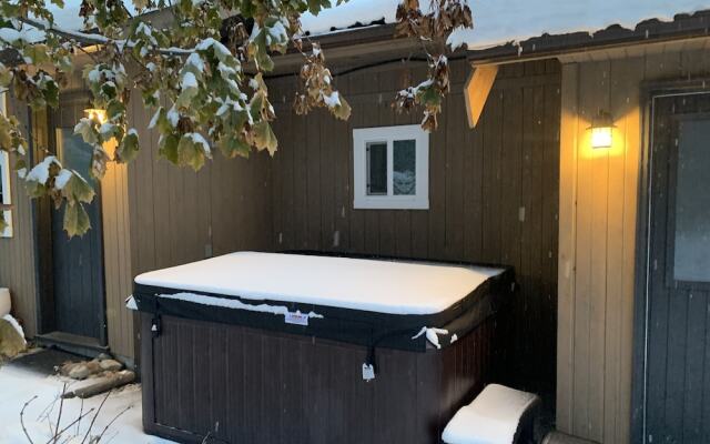 Barefoot Villas Cabin 2 Moose w/ Hot Tub