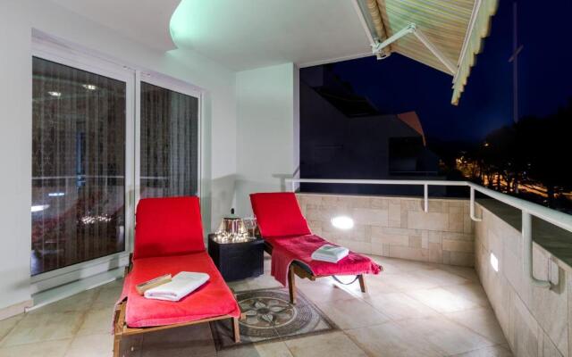 Luxury Seaside Apartment