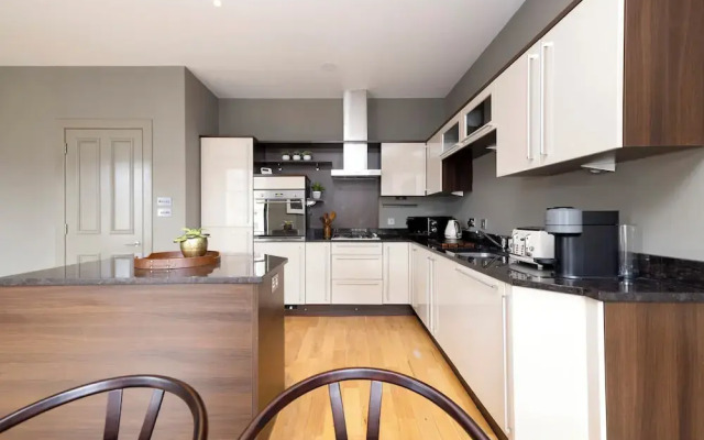 Stylish 2-bed flat in New Town
