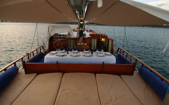 Plaghia Charter Boat&Breakfast