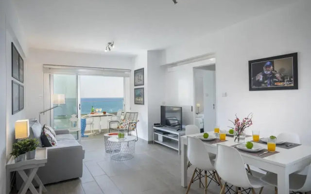 Mackenzie Zoe Seafront Suite