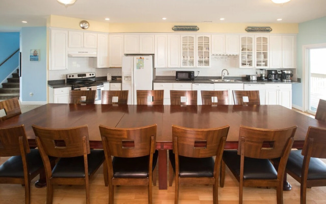 Beach Embassy - 11 Br Home