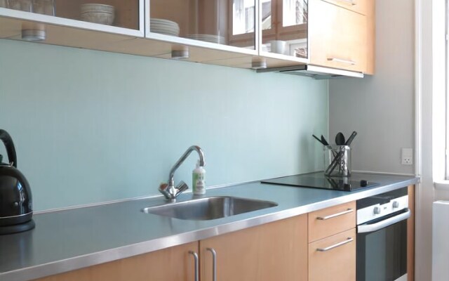 Studio near Queen 1142 - 1