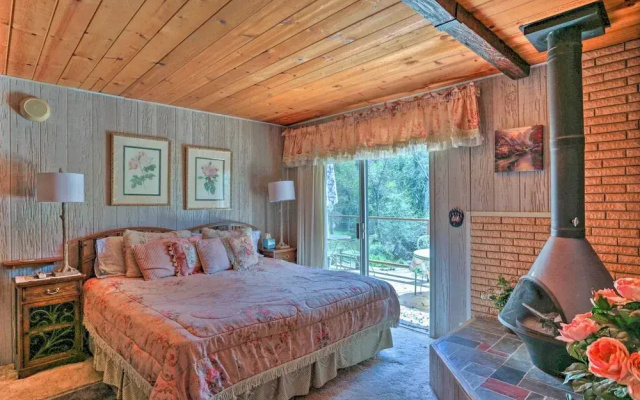 Gorgeous Oakhurst Retreat w/ Swimming Hole!