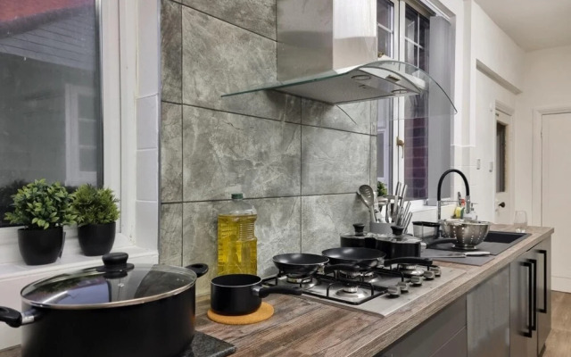 Stunning Detached Hidden King Suite Abode