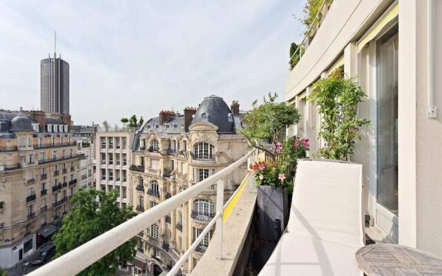 Stunning 3 Bed Apt With Balcony Near Champs Elysée