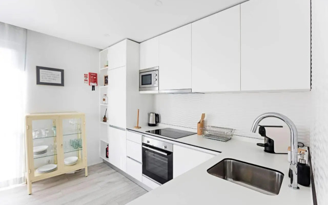 Stylish Flat W/ Gym & Parking by LovelyStay