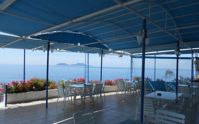 Nikos Place