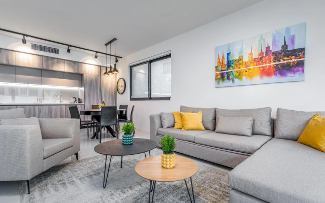 Spacious & Design 2BDR W/ balcony and parking