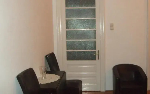 Petit Paris Hostel