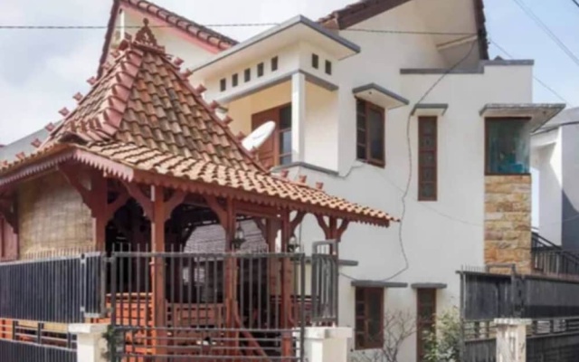 Griya Sarah Backpacker Homestay by Bias