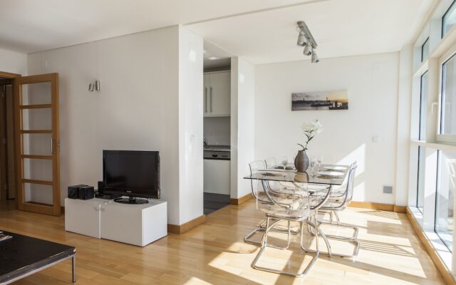Rent4Rest Lisbon 17th Floor River View Apartment